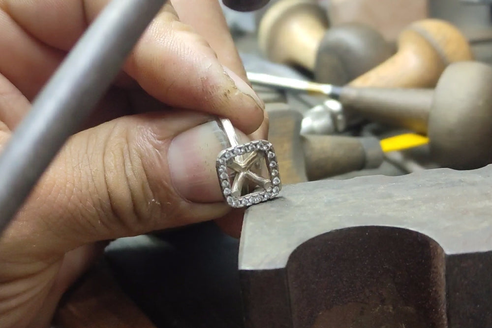 💍 ¿Cómo se fabrica un anillo de compromiso? El arte detrás de tu joya.