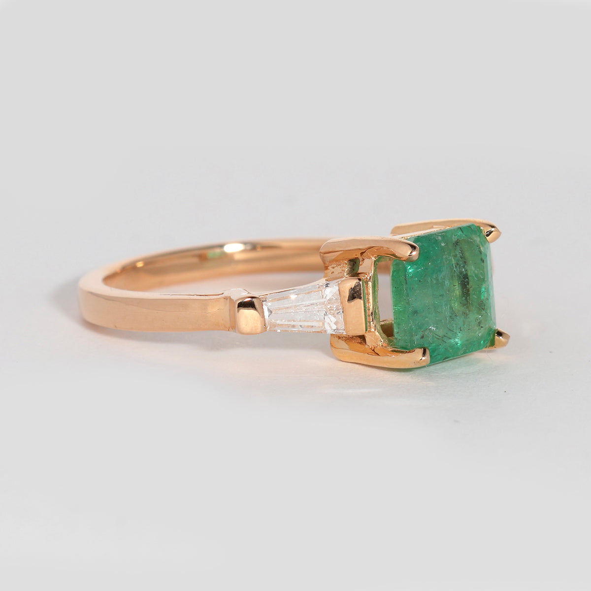 Anillo con Esmeralda y Diamantes