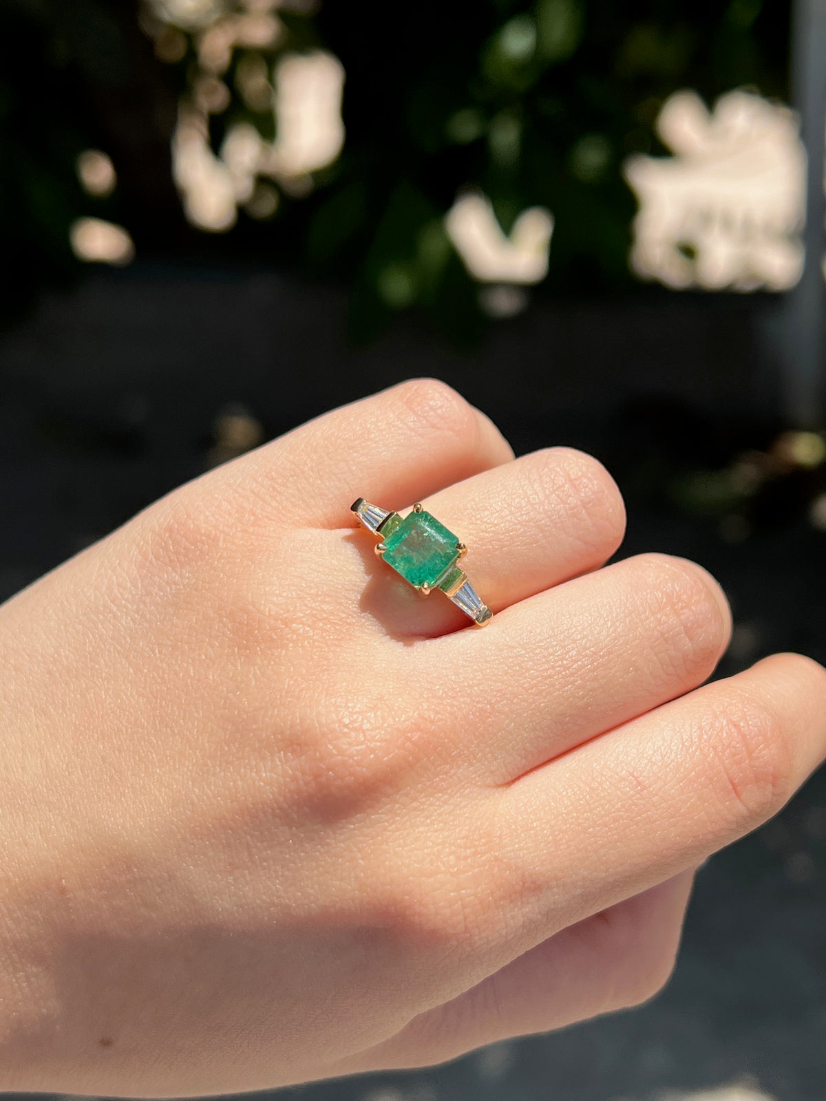 Anillo con Esmeralda y Diamantes