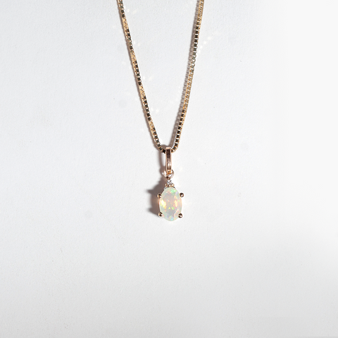 Colgante con ópalo y diamantes