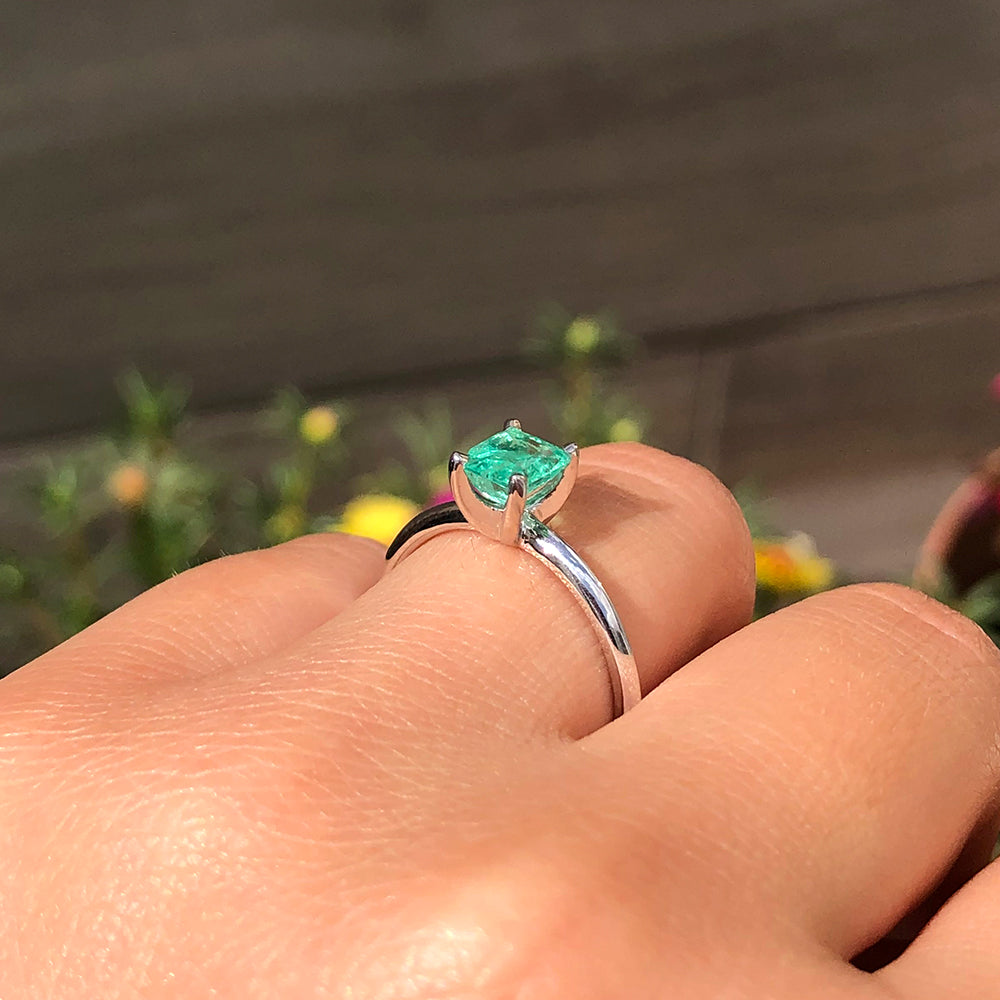 anillo de compromiso con esmeralda
