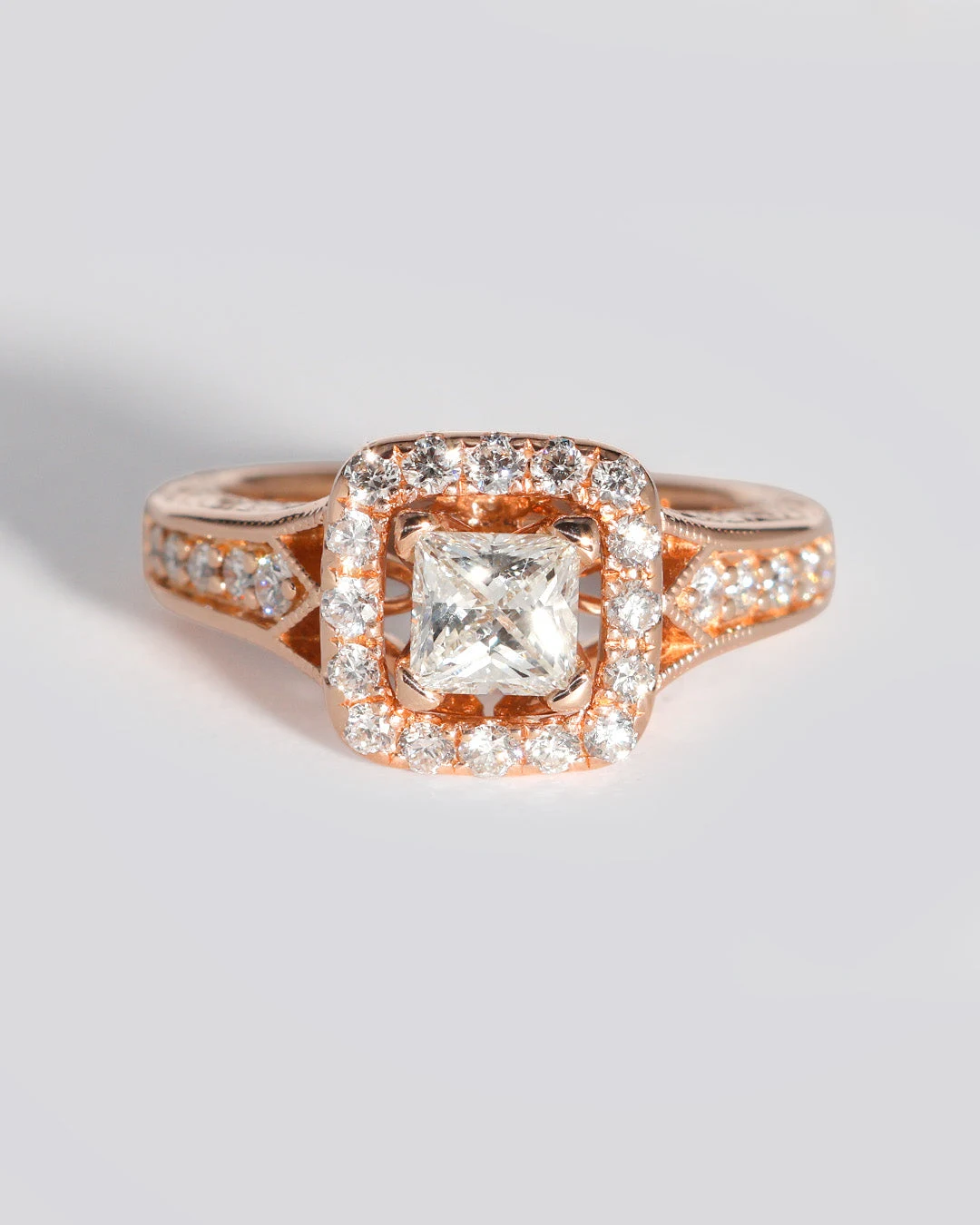 Anillo de compromiso con halo