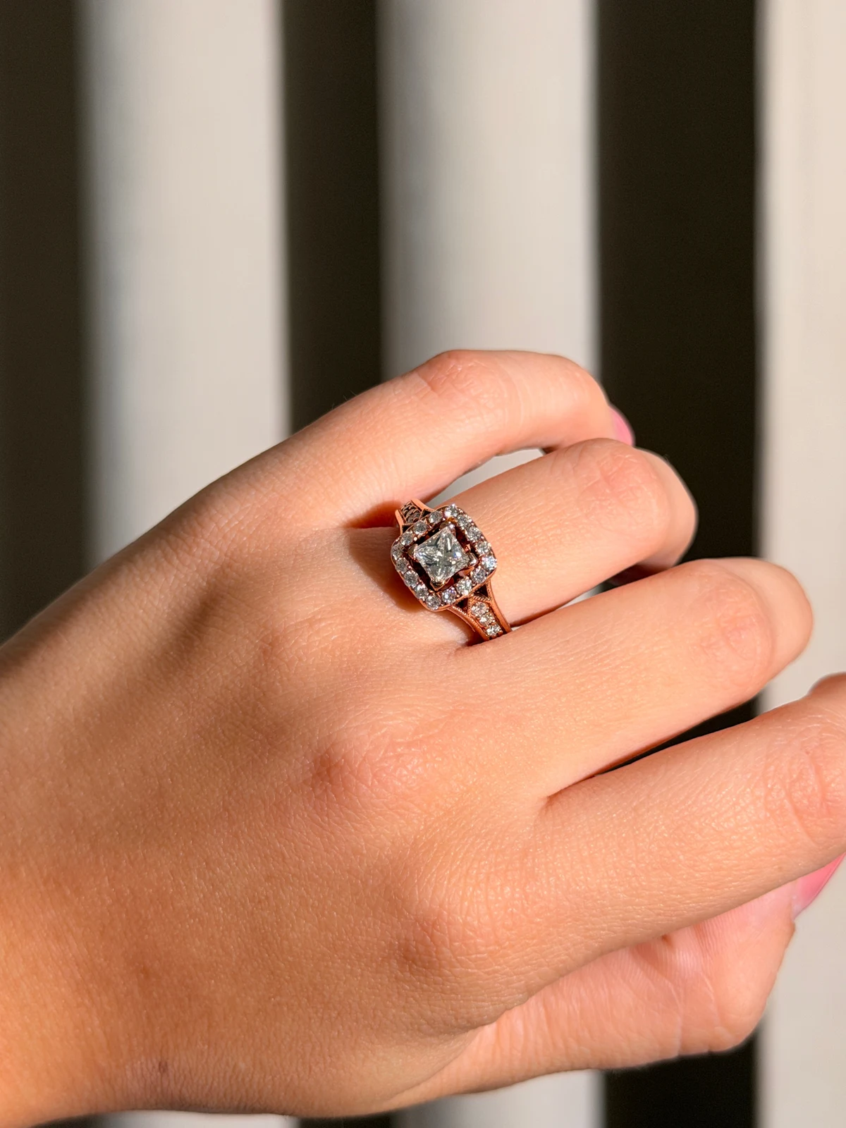 Anillo de compromiso con halo — Forever Us — vista 2