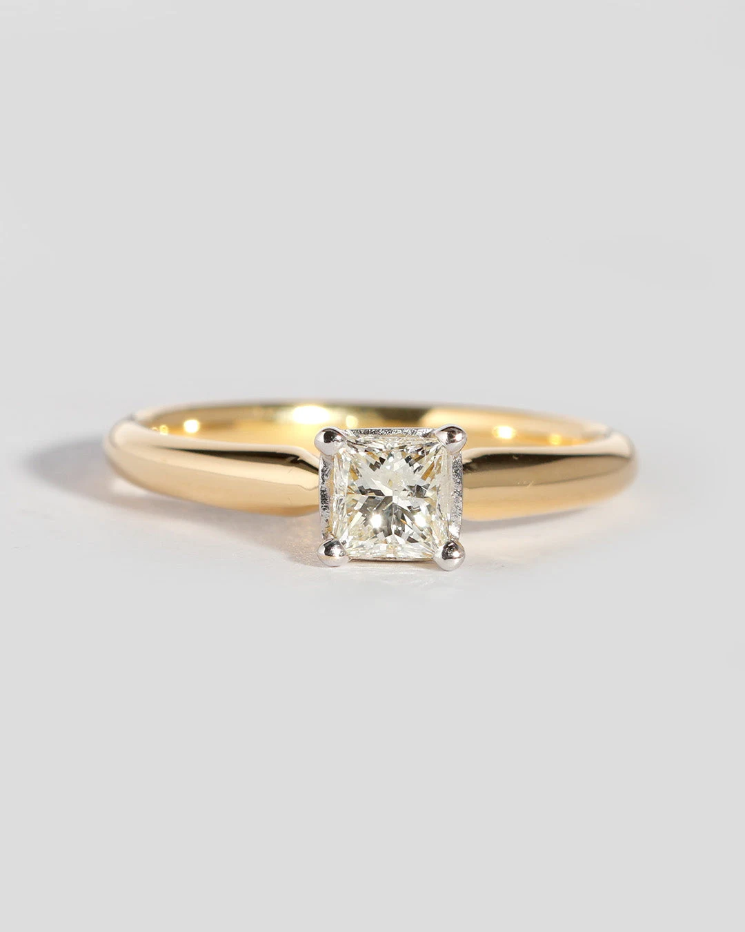 Anillo de compromiso solitario