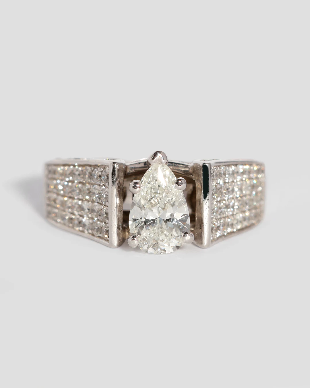 Anillo de compromiso con laterales