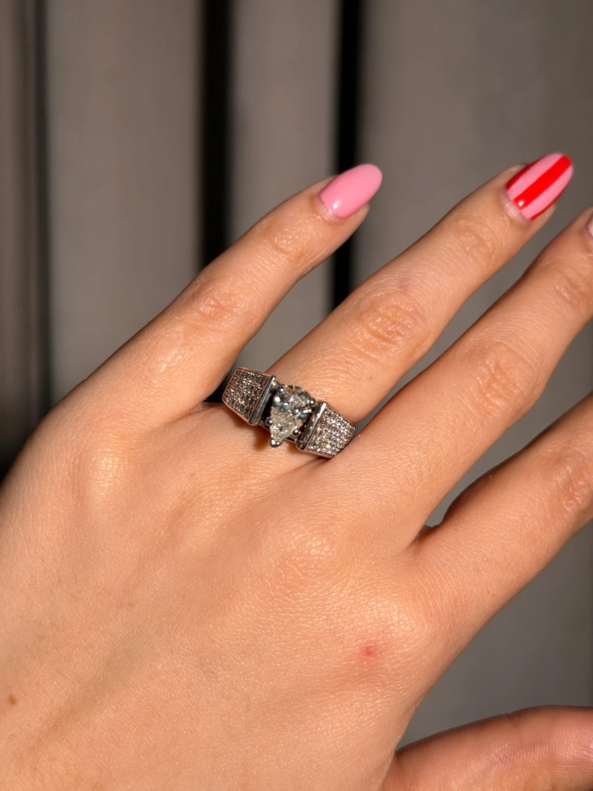 Anillo de compromiso con laterales — Forever Us — vista 2