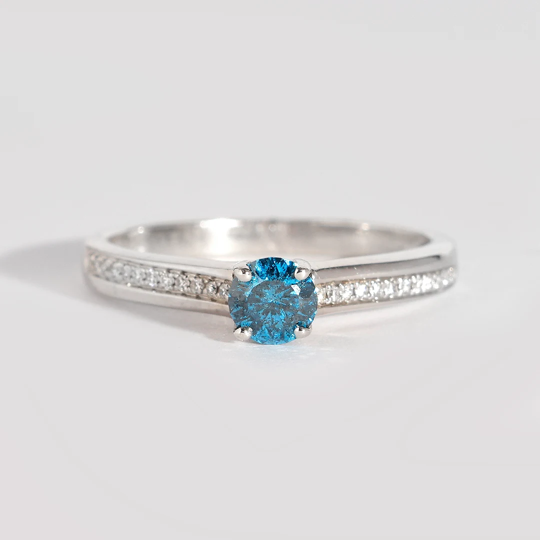 Anillo de compromiso con laterales