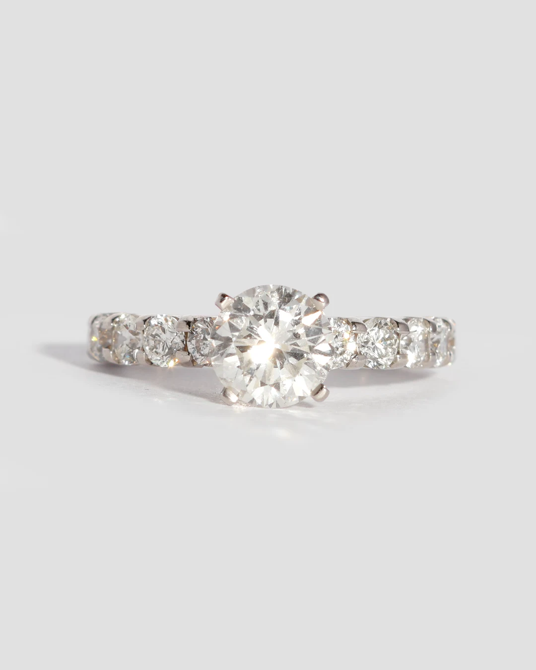 Anillo de compromiso con laterales