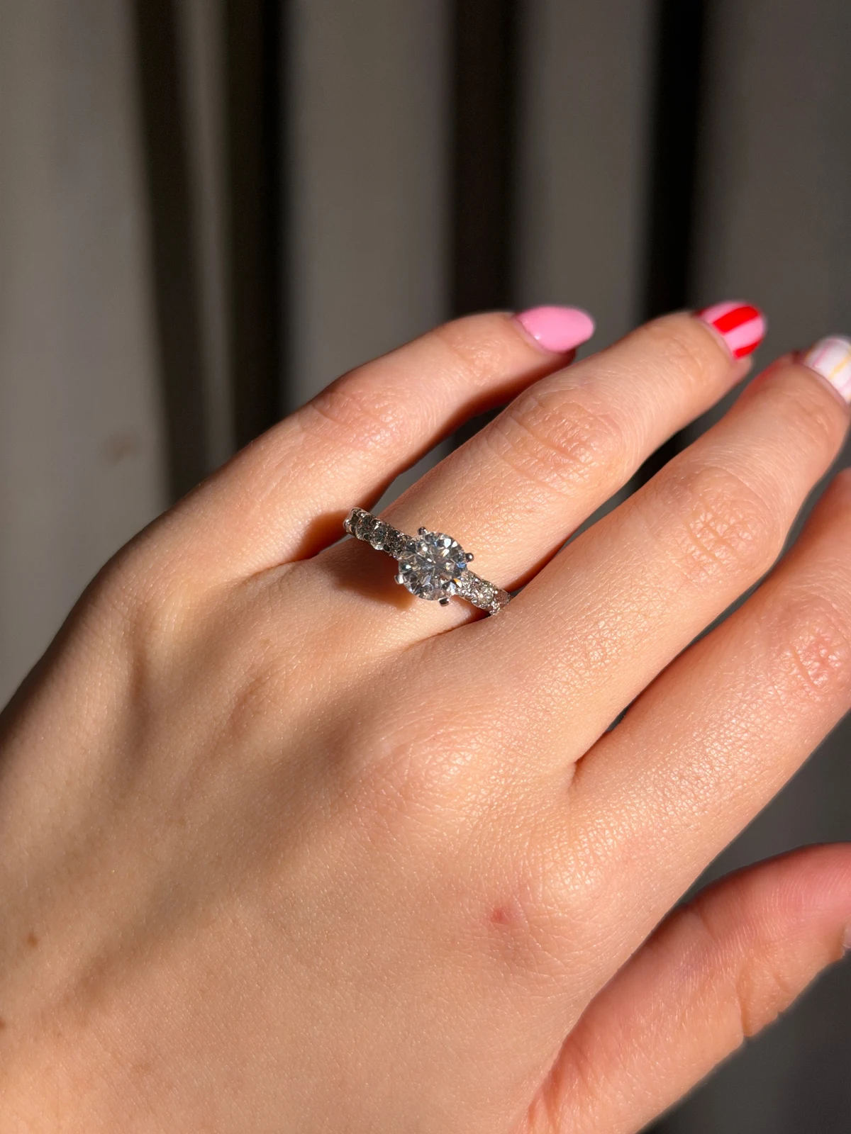 Anillo de compromiso con laterales — Forever Us — vista 2
